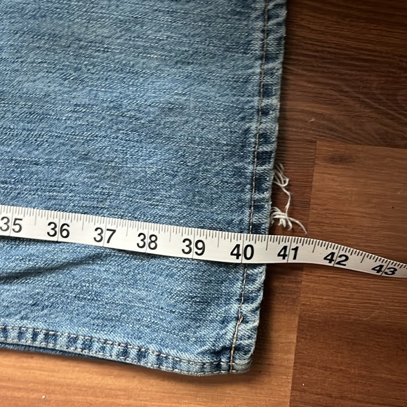 Woman’s light wash/acid wash Jean with some Distressing. Size 30/32 - Picture 5 of 7